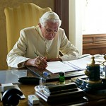 Benedetto_XVI,seduto