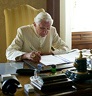 Benedetto_XVI,seduto